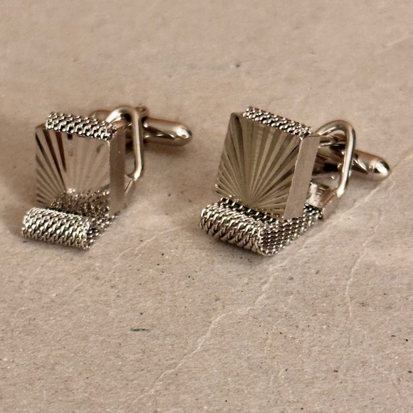 Silvertone Mesh Wrap Around Squared Starburst Cufflinks - Picture 12 of 15